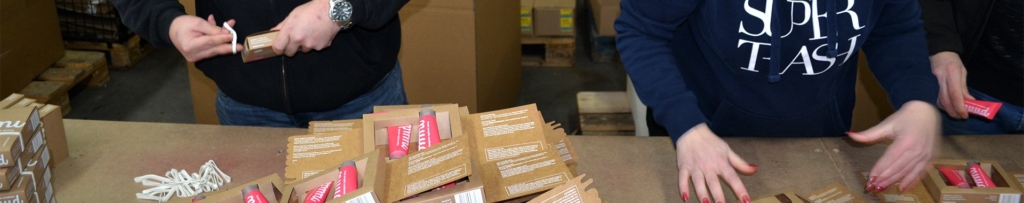 Werknemers zijn boeken aan het inpakken bij ons inpakbedrijf.