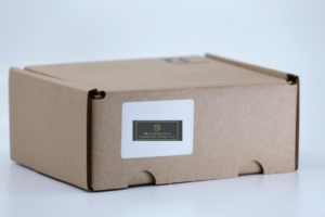 Een kartonnen doos die we gebruiken om producten duurzaam te verpakken..